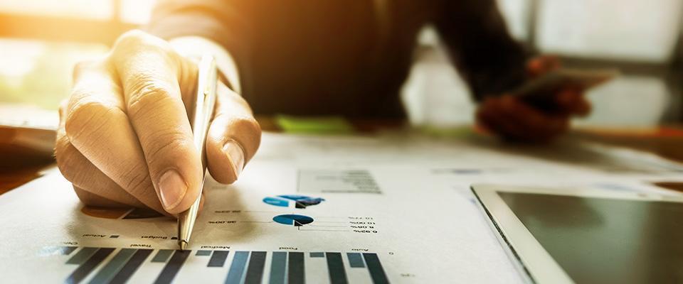 Wykresy kołowe i słupkowe na kartce